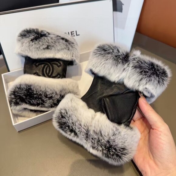 Chanel Short Rabbit Fur Mittens - Picture 7 of 8